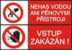 Nehas vodou ani pěnovými přístroji. Vstup zakázán.